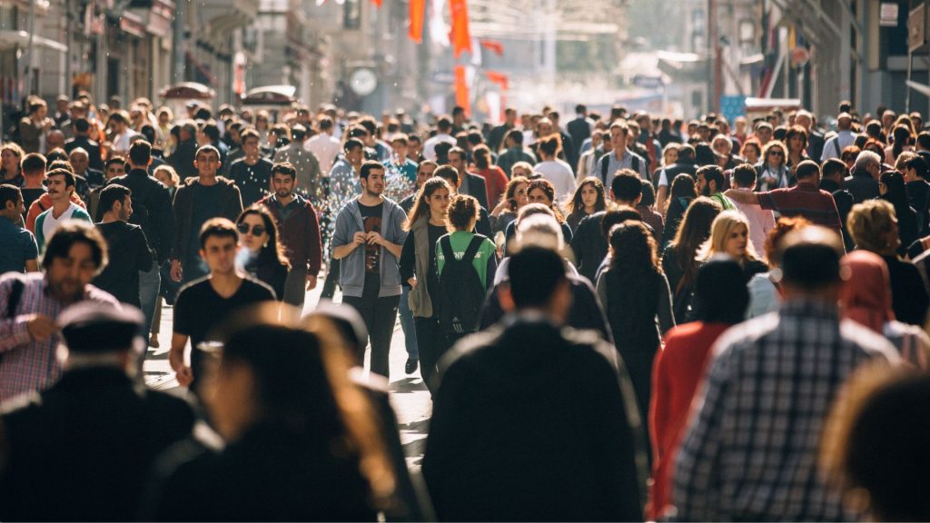 digital divide folla che cammina per strada
